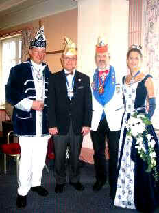 v.li.: Prinz Harald I., Brgermeister Berthold Olschewsky, Karlheinz Bales, Prinzessin Carina I.